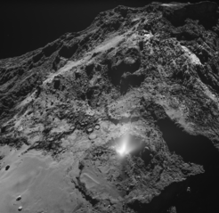 Eine Staubfontäne vom Kometen 67P/Churyumov-Gerasimenko, die am 3. Juli 2016 von der Weitwinkelkamera des wissenschaftlichen Kamerasystems OSIRIS an Bord der ESA-Raumsonde aufgenommen wurde. Die Staubfontäne nimmt ihren Ursprung in der Imhotep Region.