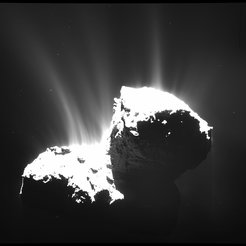 Die Aktivität eines Kometen konnte noch nie so detailliert untersucht werden wie im Fall des Rosetta-Kometen 67P/Churyumov-Gerasimenko. Auf dieser Aufnahme vom November 2014 zeigen sich eindrucksvoll einzelne Fontänen, die Gas und Staub von der Oberfläche des Kometen ins All tragen.