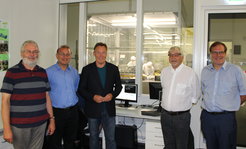 Gemeinsamen blicken Prof. Dr. Ulrich Christensen (Direktor am MPS), Prof. Dr. Sami K. Solanki (Direktor am MPS), Bundestagsabgeordneter Thomas Oppermann, Oberbürgermeister Rolf-Georg Köhler und Landrat Bernhard Reuter (von links) auf das Weltrauminstrument PHI, das gerade im Reinraum des MPS entsteht.