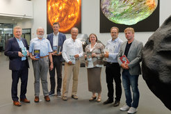 Bei der heutigen Pressekonferenz am Max-Planck-Institut für Sonnensystemforschung stellten Dr. Armin Müller-Dreier (Niedersächsische Staats- und Universitätsbibliothek Göttingen), Prof. Dr. Ulrich Christensen (MPI für Sonnensystemforschung), Prof. Dr. Patrick Cramer (MPI für biophysikalische Chemie), Prof. Dr. Walter Stühmer (MPI für Experimentelle Medizin), Prof. Dr. Frauke Alves (MPI für Experimentelle Medizin), Prof. Dr. Stephan Herminghaus (MPI für Dynamik und Selbstorganisation) und Johannes-Peter Herberhold (Göttinger Literaturherbst GmbH) (von links) die Bücher der diesjährigen Reihe "Wissenschaft beim Göttinger Literaturherbst" vor.