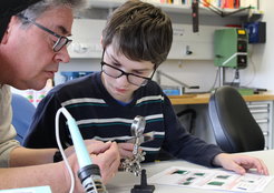Mit etwas Hilfe wagten die Schülerinnen und Schüler in der Elektronik-Werkstatt die ersten Versuche mit dem Lötkolben.