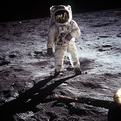 Am 16. Juli 1969 startete die Mondmission Apollo 11 ins All. Vier Tage später am 20. Juli 1969 betraten die Astronauten Neil Armstrong und Edwin (Buzz) Aldrin als erste Menschen den Mond.