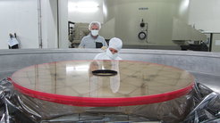 The main mirror of the Sunrise telescope at Calar Alto Observatory before re-aluminization. The old aluminium layer has been removed, allowing for a view of the filigree back of the mirror. The triangular honeycomb structure on the back ensures high stability with the lowest possible weight.