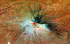 Der Justina Krater auf dem Asteroiden Vesta zeigt einen ausgeprägten Strahlenkranz, wie sie etwa von Mondkratern bekannt sind. Es zeigen sich Hinweise auf Material auch aus der tieferliegenden Kruste des Körpers. Das rote Material im Innern des Kraters gibt Forschern Rätsel auf. Es erinnert an aufgeschmolzenes Material, das bei sehr heftigen Einschlägen häufig entsteht. Allerdings muss der Justina Krater wegen seiner geringen Größe von etwa 7 km eigentlich durch einen eher moderaten Einschlag entstanden sein.