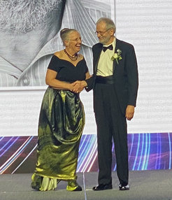 AGU president Prof. Dr. Robin E. Bell congratulates Prof. Dr. Ulrich Christensen.