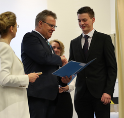 Hartmut Kahmann (Mitte), Vizepräsident der Handwerkskammer Hildesheim-Südniedersachsen, überreicht Pascal Heddergott (rechts) die Urkunde des ersten Kammersiegers.