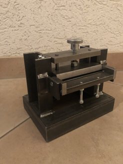 Diese Vorrichtung zum Biegen von Metallblechen ist Pascal Heddergotts Gesellenstück. Die Apparatur ist etwas kleiner als ein Schuhkarton und überwiegend aus Metall gefertigt.