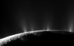 Mit seinen eindrucksvollen Wasserfontänen ist der Saturnmond Enceladus der wahrscheinlich bekannteste Vertreter des Kryovulkanismus im Sonnensystem.