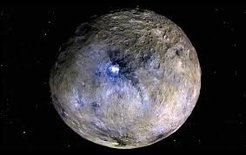 Falschfarbendarstellung des Zwergplaneten Ceres anhand von Farbfilter-Aufnahmen der Dawn Framing Camera. Bei dem hellen Krater in Zentrumsnähe des Bildes handelt es sich um den 92 km großen Occator Krater, welcher in seinem Inneren helle Salzablagerungen zeigt. Ebenfalls gut zu erkennen, ist sein bläuliches Auswurfmaterial. © NASA/JPL-Caltech/UCLA/MPS/DLR/IDA