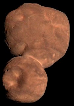 Arrokoth’s flattened shape can only be seen from a certain perspective. The first images returned by NASA’s New Horizons spacecraft gave the impression of a “normal” snowman-shaped object. Arrokoth’s surface is surprisingly smooth and displays only few craters.