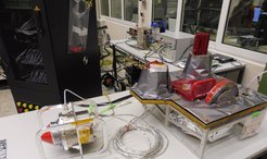 The four sensors of the PEP-Lo unit have arrived safely in Friedrichshafen: PEP-JDC, PEP-JEI, PEP-NIM and PEP-JNA (from left to right). The roughly cylindrical sensor PEP-JEI is located in the center of the picture. It is packed in silver-colored, insulating foil.