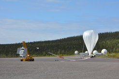 Am 8. Juni 2009 startete Sunrise I zum ersten Flug der Sunrise-Missionen. Kurz vor dem Abheben wird der Ballon mit Helium gefüllt, während das Observatorium vom Startfahrzeug gehalten wird.