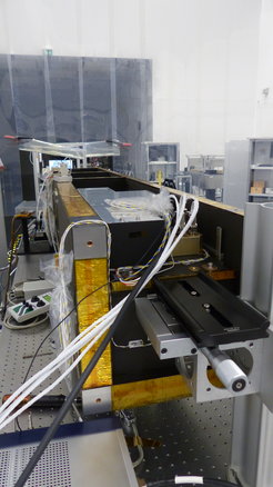The CWS (under the podest-shaped aluminum plate at the top), mounted within the carbon fiber side plates of ISLiD (MPS cleanroom, Feb-23 2021).