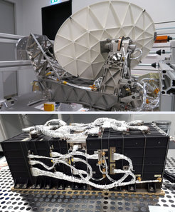 SWI besteht aus einer schwenkbaren Antenne, die an eine kleine Satellitenschüssel erinnert, mit angeschlossener Empfängereinheit (oben) sowie einer Elektronikeinheit (unten), die im Innern der Raumsonde Platz finden wird. Über Kabel wird die Elektronikeinheit mit Antenne und Empfängereinheit verbunden.