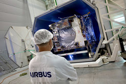 Die Raumsonde JUICE trifft in den Reinräumen von Airbus in Toulouse ein.