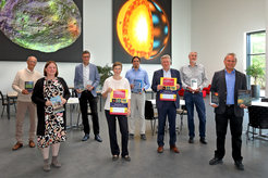 Prof. Dr. Walter Stühmer (MPI für Experimentelle Medizin), Prof. Dr. Frauke Alves (MPI für Experimentelle Medizin), Prof. Dr. Patrick Cramer (MPI für biophysikalische Chemie), Nina Hornig (Literaturherbst GmbH), Manuel Maidorn (MPI für Dynamik und Selbstorganisation), Dr. Armin Müller-Dreier (Niedersächsische Staats- und Universitätsbibliothek Göttingen), Dr. Norbert Winnige (MPI zur Erforschung multiethnischer und multireligiöser Gesellschaften) und Prof. Dr. Sami K. Solanki (MPI für Sonnensystemforschung) (von links) stellen das diesjährige Programm der Vortragsreihe "Wissenschaft beim Göttinger Literaturherbst" vor.