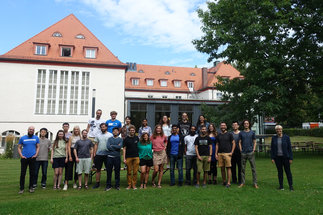 IMPRS Solar System School Group Picture 2022: a group of people in the garden of the Harnackhaus in Berlin-Dahlem