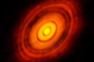 Dies ist das schärfste Bild, das jemals mit ALMA aufgenommen wurde - schärfer als es regelmäßig im sichtbaren Spektralbereich mit dem Hubble-Weltraumteleskop von NASA und ESA erreicht wird. Es zeigt die protoplanetare Scheibe, die den jungen Stern HL Tauri umgibt. Diese neuen Beobachtungen mit ALMA enthüllen Substrukturen innerhalb der Scheibe, die noch nie zuvor gesehen wurden, und zeigen selbst die möglichen Positionen von Planeten, die sich in den dunklen Stellen des Systems bilden.

Herkunftsnachweis:

ALMA (ESO/NAOJ/NRAO)