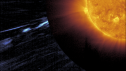 Diese zusammengesetzte Aufnahme eines solaren Switchbacks gelang Solar Orbiter am 25. März 2022. Der Switchback ist die langgezogene, helle Struktur, die sich in der Korona zeigt. Dieser Teil des Bildes wurde von Solar Orbiters Koronographen Metis aufgenommen. In der inneren Korona zeigt sich in Zusammenhang mit dem Switchback eine Vielzahl koronaler Bögen. Sie wurden vom Extreme-Ultraviolet Imager von Solar Orbiter aufgenommen.