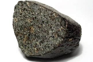 Ansicht eines Meteroriten: steinartiges Objekt, das hier in der Mitte durchgeschnitten ist. Die auessere Oberflaeche ist schwarz, das angeschnittene Innere zeigt eine granulierte Struktur. Bildquelle: https://commons.wikimedia.org/wiki/File:NWA869Meteorite.jpg