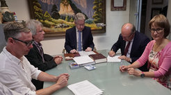 Jorrit Leenarts (Universität Stockholm), Manuel Collados (EST-Projektkoordinator am IAC), Alfonso Caballé (Notar), Rafael Rebolo (IAC-Direktor) and Svetlana Berdyugina (KIS) (von links nach rechts) unterschreiben die Gründungsaurkunbde der European Solar Telescope Canarian Foundation.
