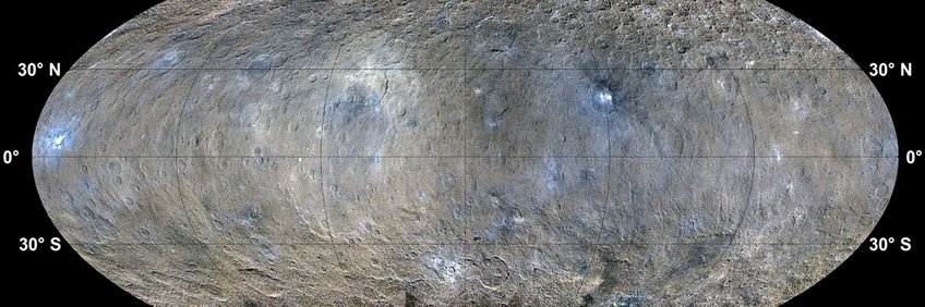 Oberfläche des Zwergplaneten Ceres aus Bilddaten der DAWN-Mission Oberfläche eines felsigen Himmelskörpers in Falschfarben in einer Kartenprojektion, die mit einem Koordinatengitter überlagert ist am Rand mit Breitengradangaben annotiert ist.