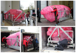 Mit vereinten Kräften manövrieren Mitarbeiter*innen des Sunrise III-Teams das in rote Folie verpackte Teleskop aus der Ballonhalle des MPS in den Container und sicheren es für den weiteren Transport per Lastwagen bis an den Polarkreis.