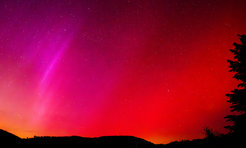Pink-rote Leuchterscheinung über dem Horizont