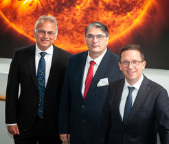 Von links nach rechts: Prof. Dr. Sami K. Solanki (Direktor am MPS), Prof. Dr. Laurent Gizon (Geschäftsführender Direktor des MPS) und Falko Mohrs (Niedersächsischer Minister für Wissenschaft und Kultur)