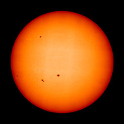 Abbildung 1: Die Oberfläche der Sonne im sichtbaren Licht zusammengesetzt aus Messdaten des Doppelteleskops PHI vom 22. März 2023. Eine Version zum Reinzoomen findet sich unter dem Link in der linken Spalte.