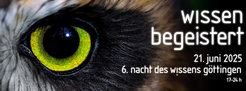 Banner der Nacht des Wissens. Ein Close-Up eines Eulenauges als Hintergrund, das die Betrachter direkt anstarrt. Rechts davon der folgender Text rechtsbündig in weisser Schrift auf dem dunklem Hintergrund der Vogelfedern:
wissen
begeistert
21. Juni 2025
6. nacht des wissens göttingen
17-24h